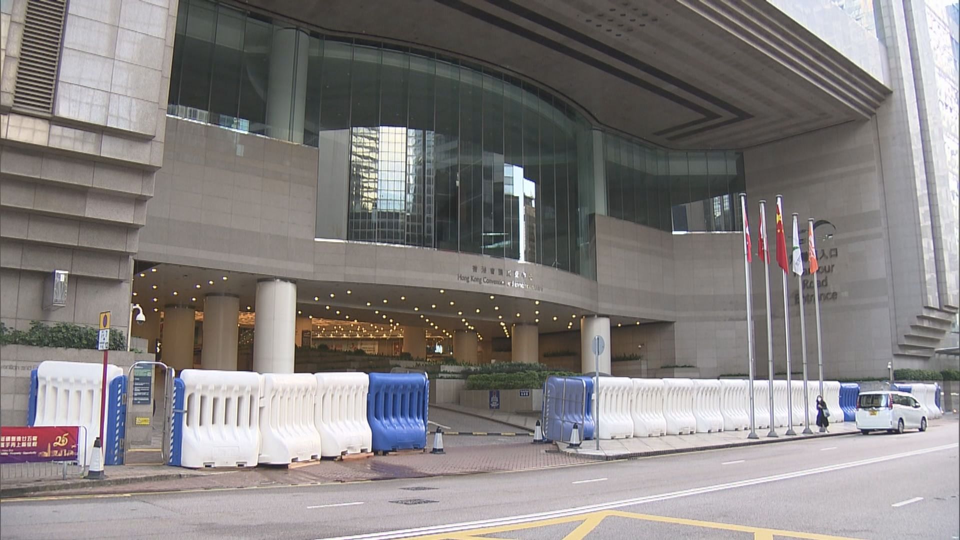 灣仔會展一帶加強布防架設水馬陣