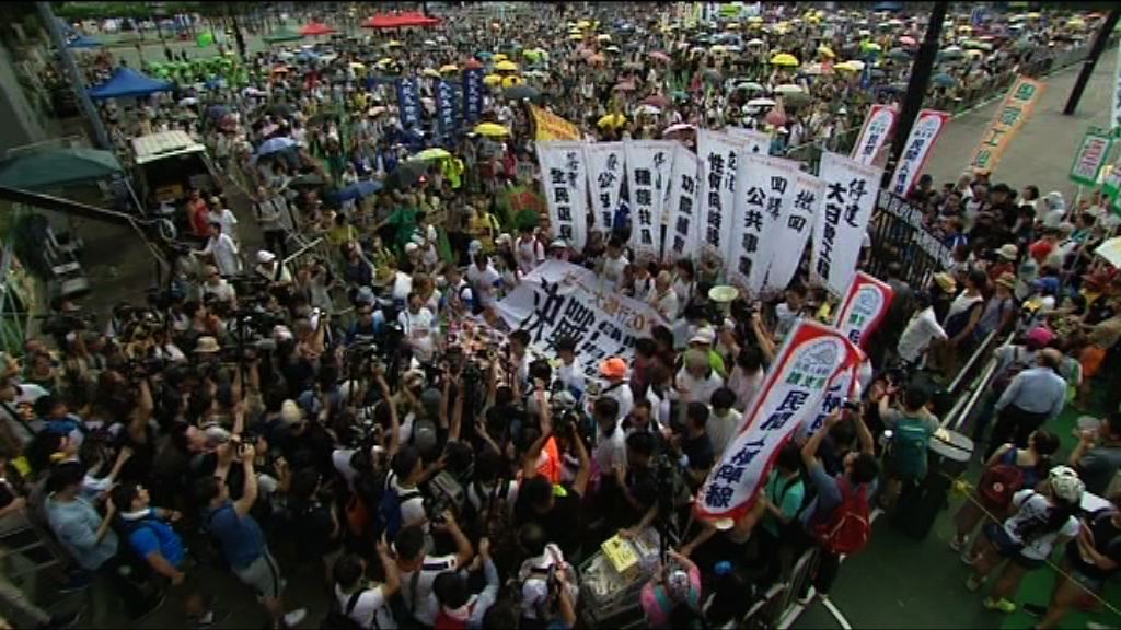 民陣七一遊行隊頭由維園出發