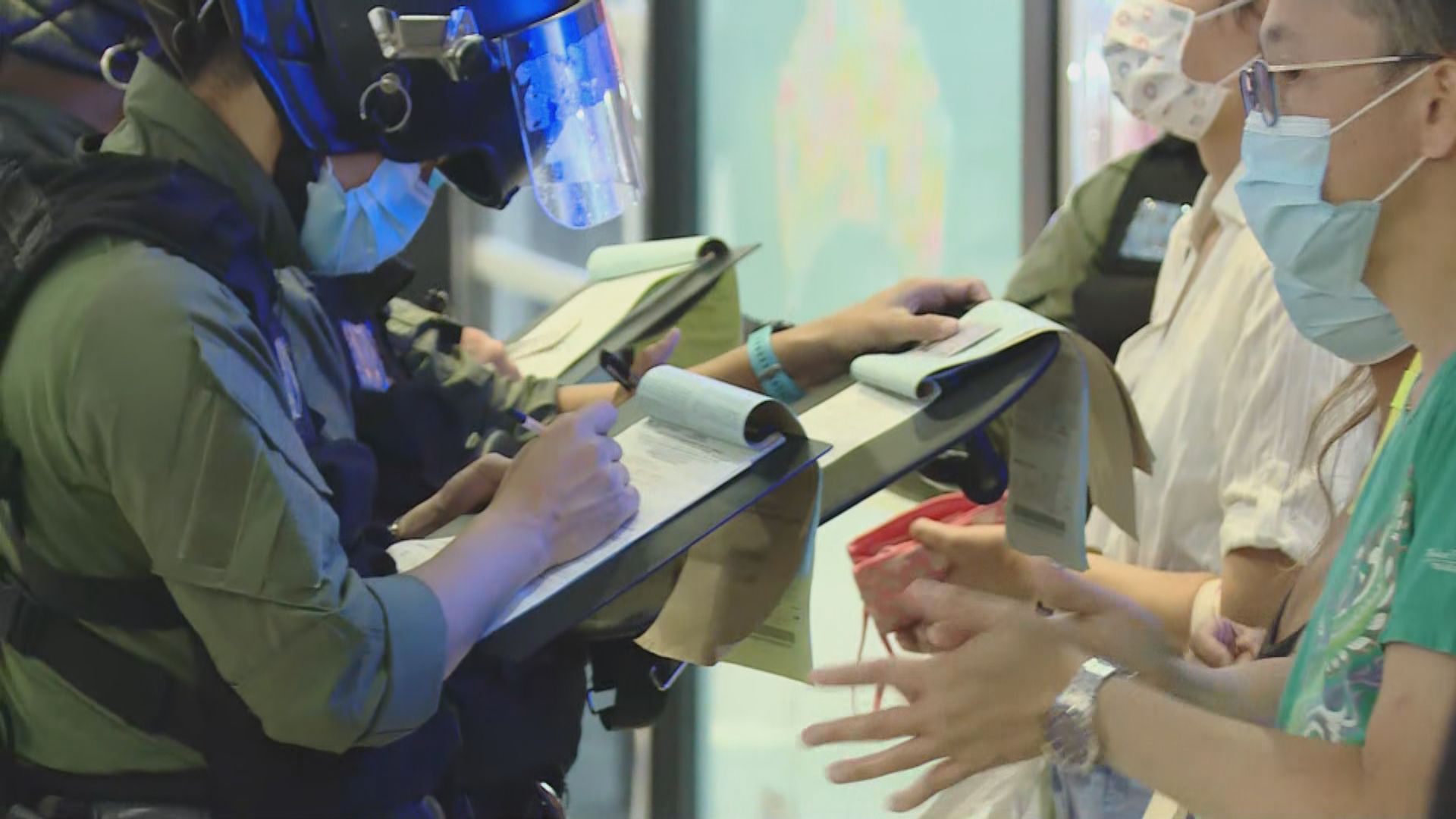 警元朗票控79人涉違限聚令　一人涉違港區國安法被捕