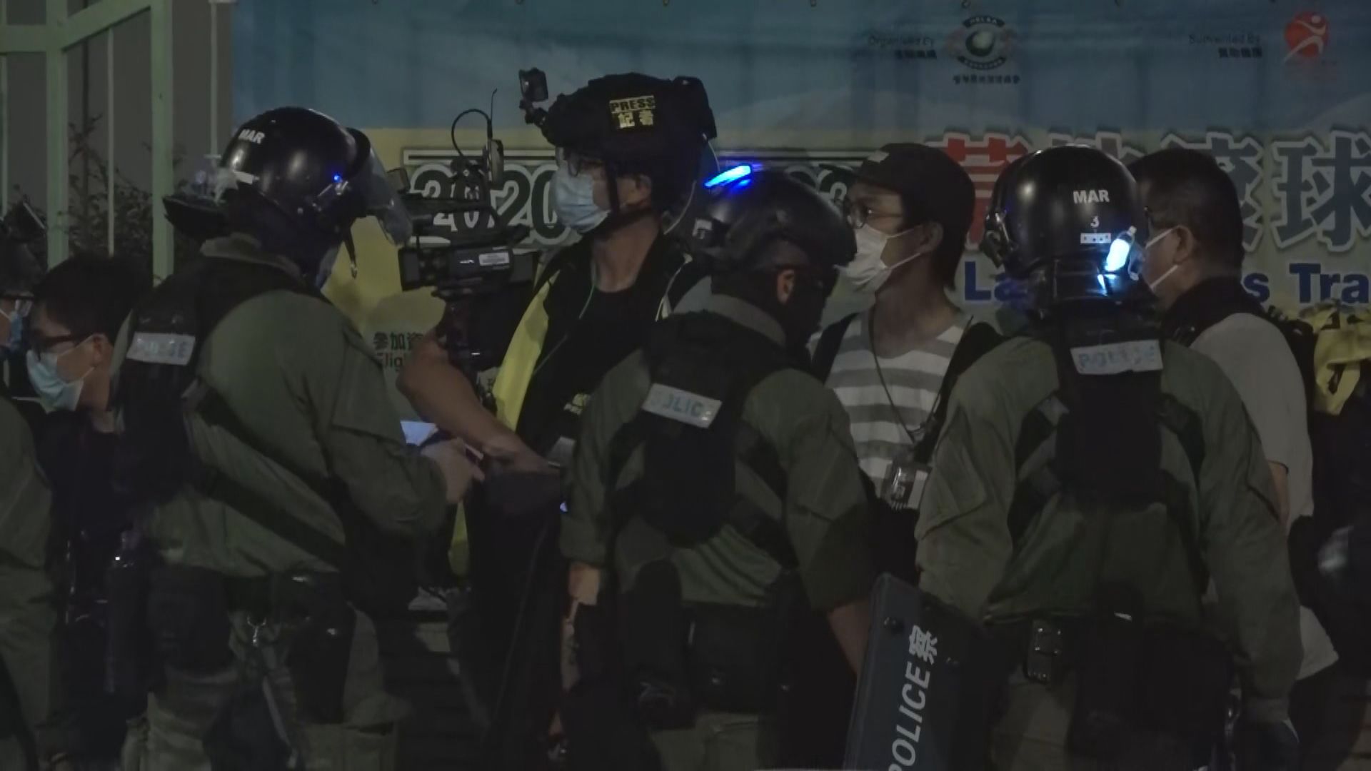 有記者否認為政府新聞處登記傳媒後被發違反限聚令告票