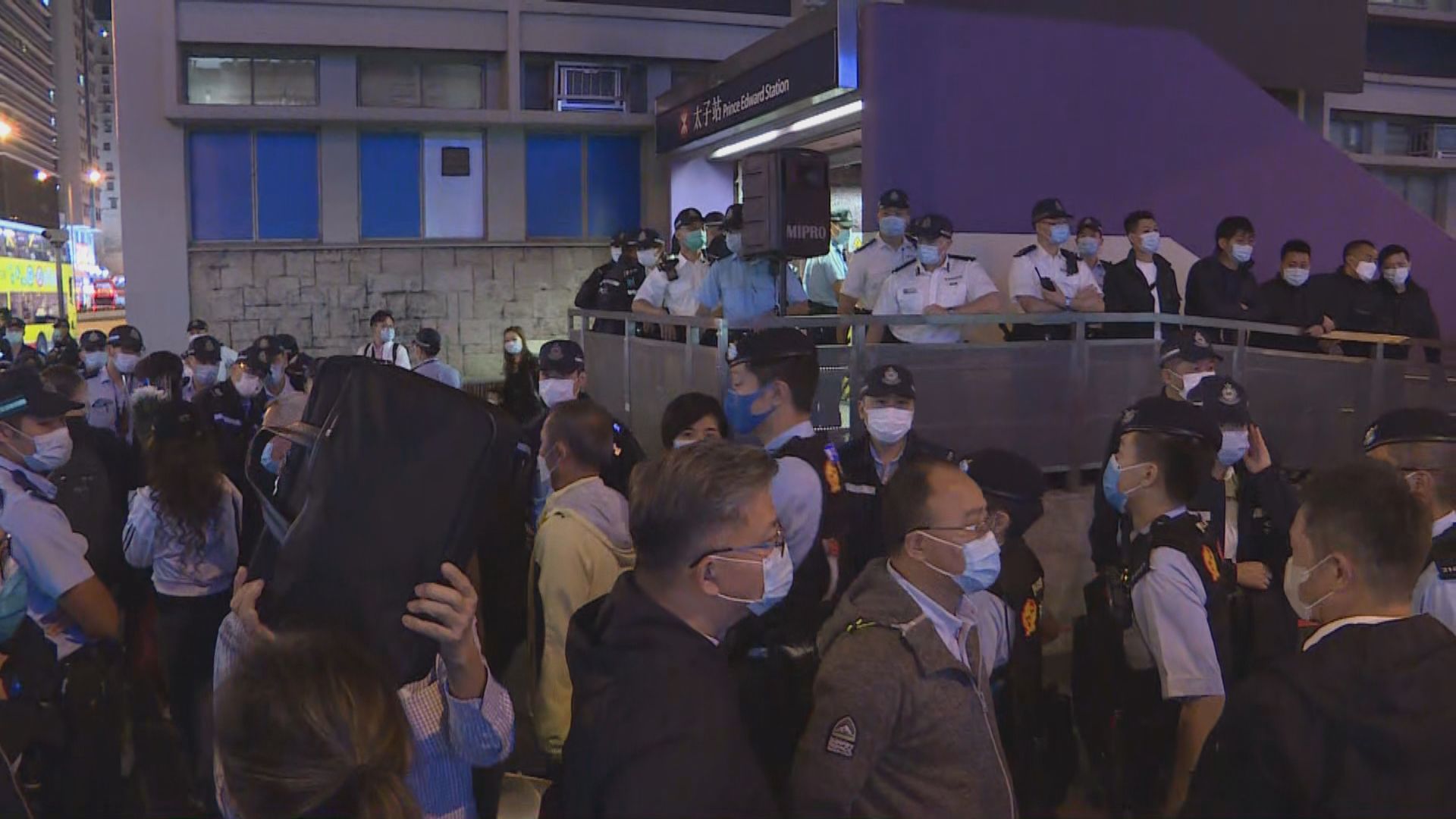 831事件15個月　有市民持鮮花到太子站