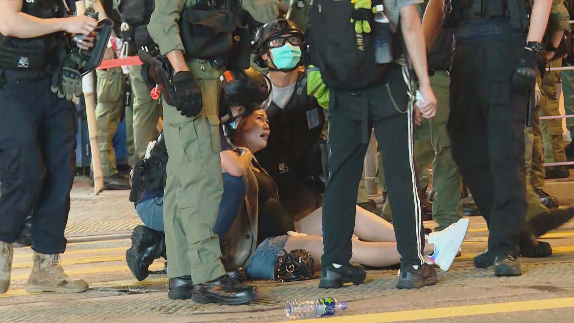 孕婦遭防暴警員拉跌　丈夫扣查近廿小時獲保釋候查