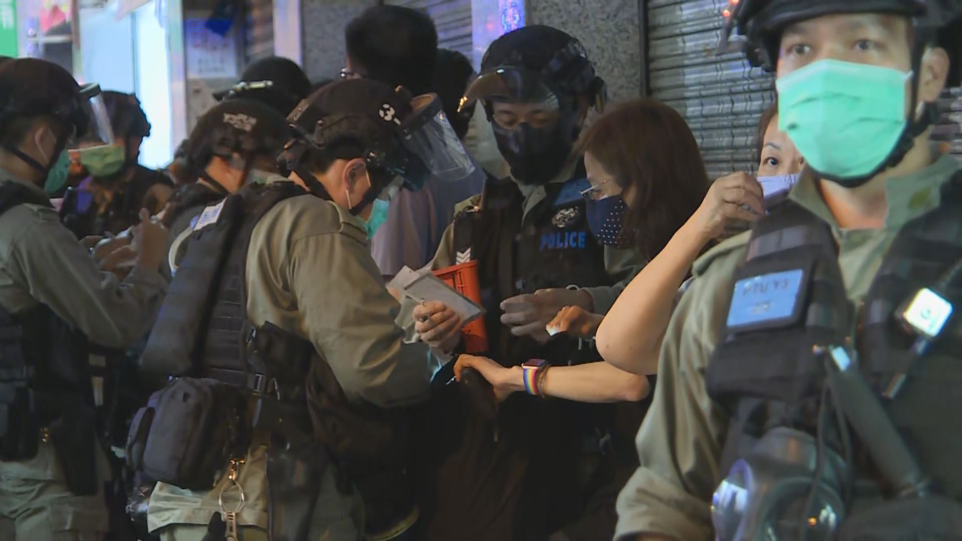 防暴警察在太子站戒備並截查在場人士