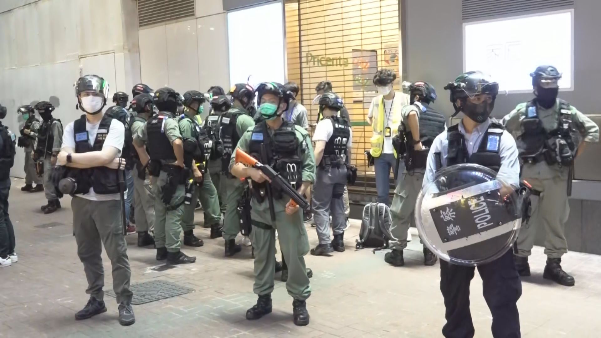 有網媒記者於旺角被防暴警員截查