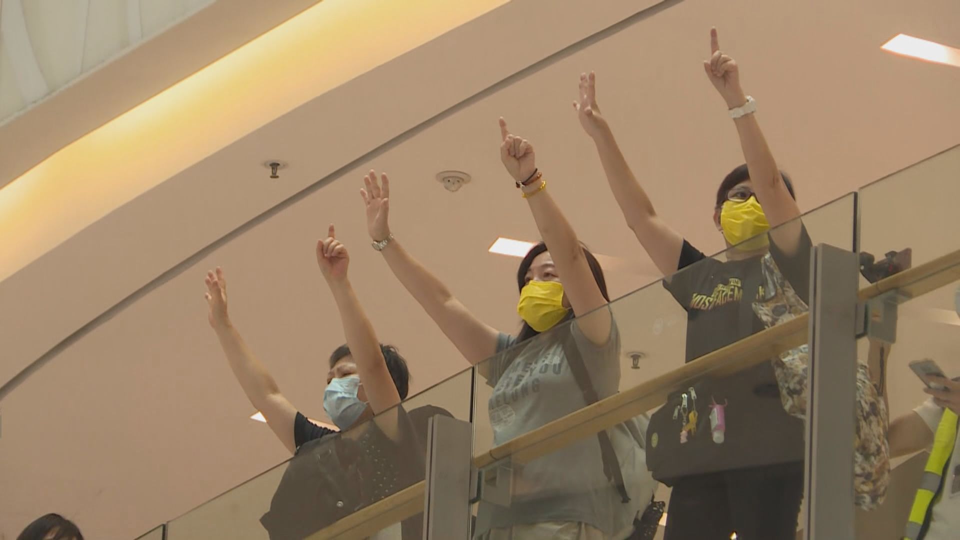 831前夕有人於旺角商場內聚集　警員驅散