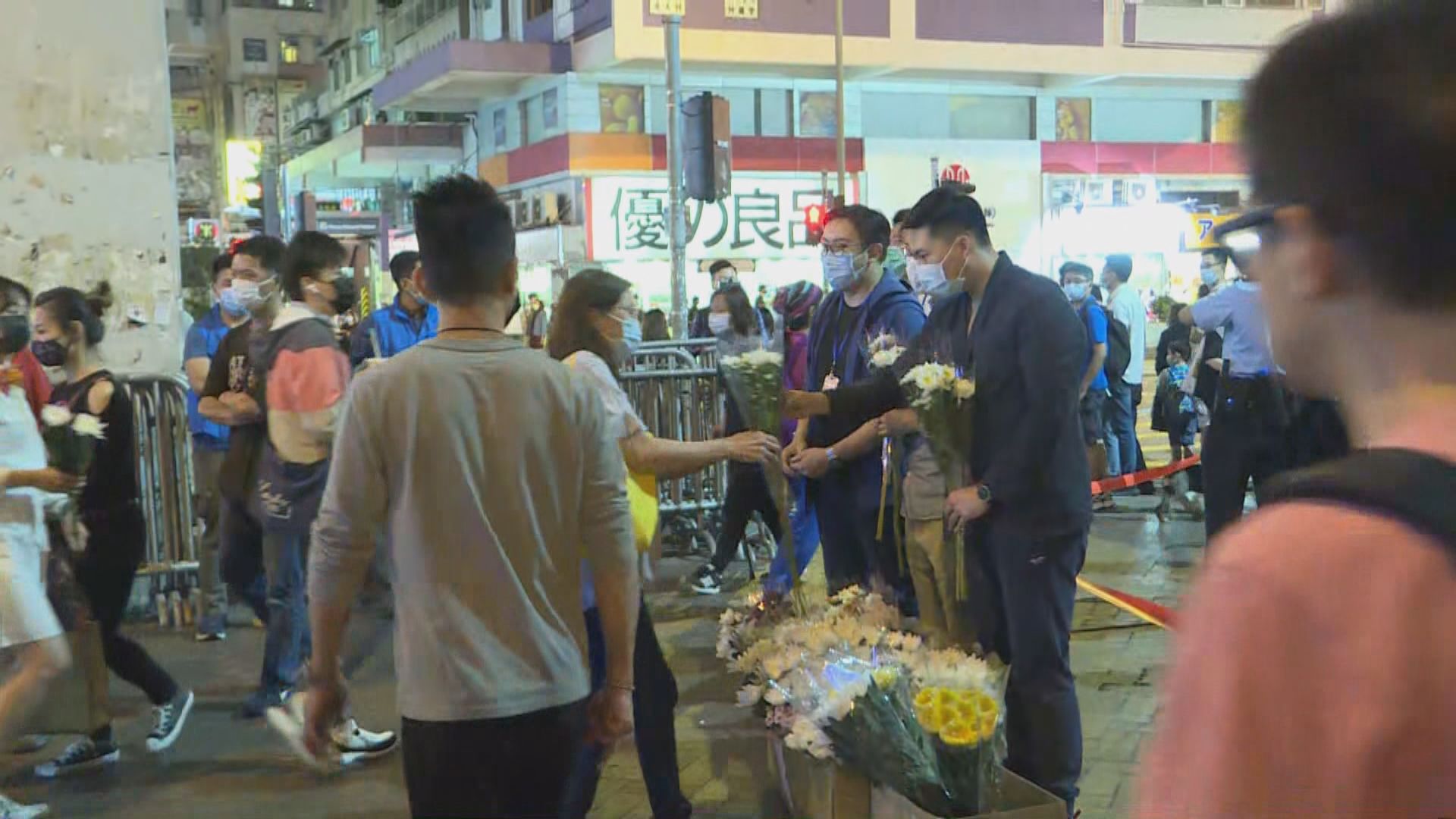831事件14個月　有市民到太子站外獻花