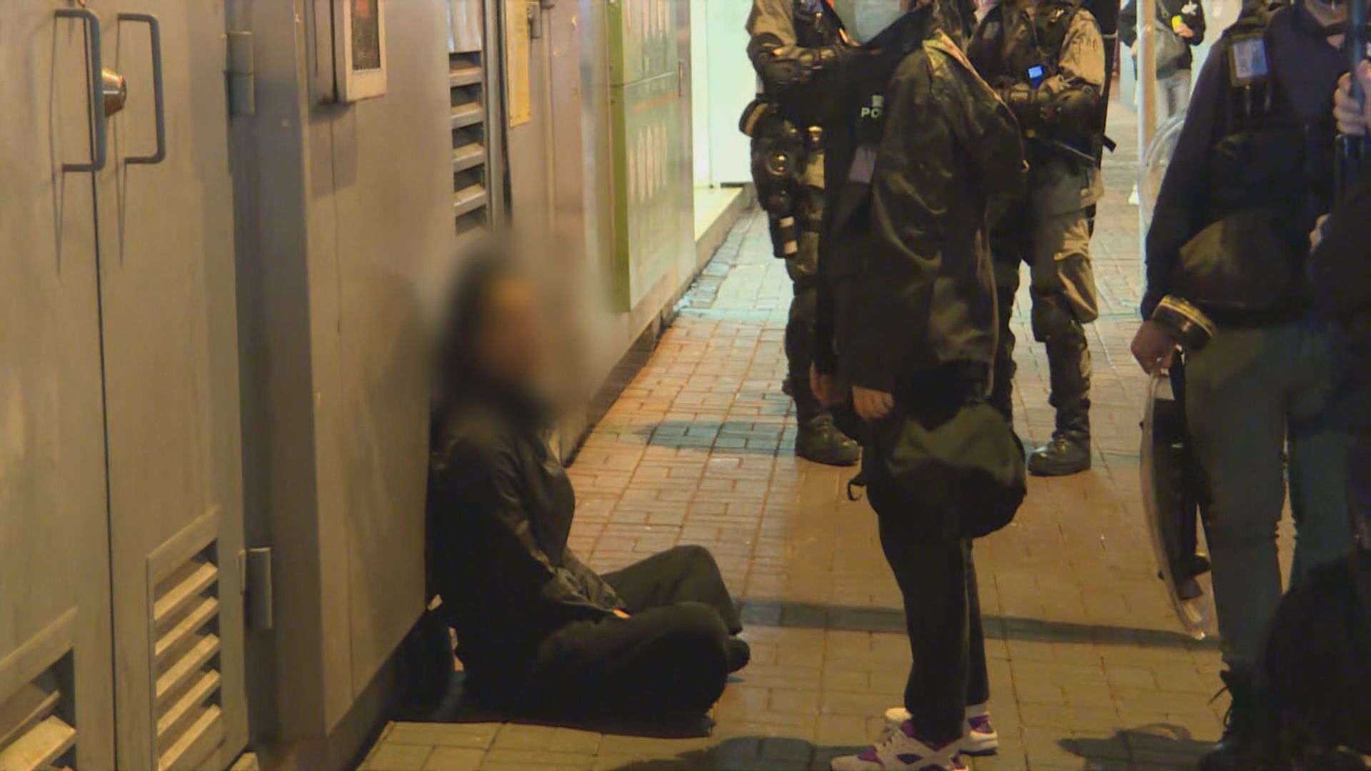 【831半周年】警方旺角一帶截查多名黑衣人　有人被制服帶走