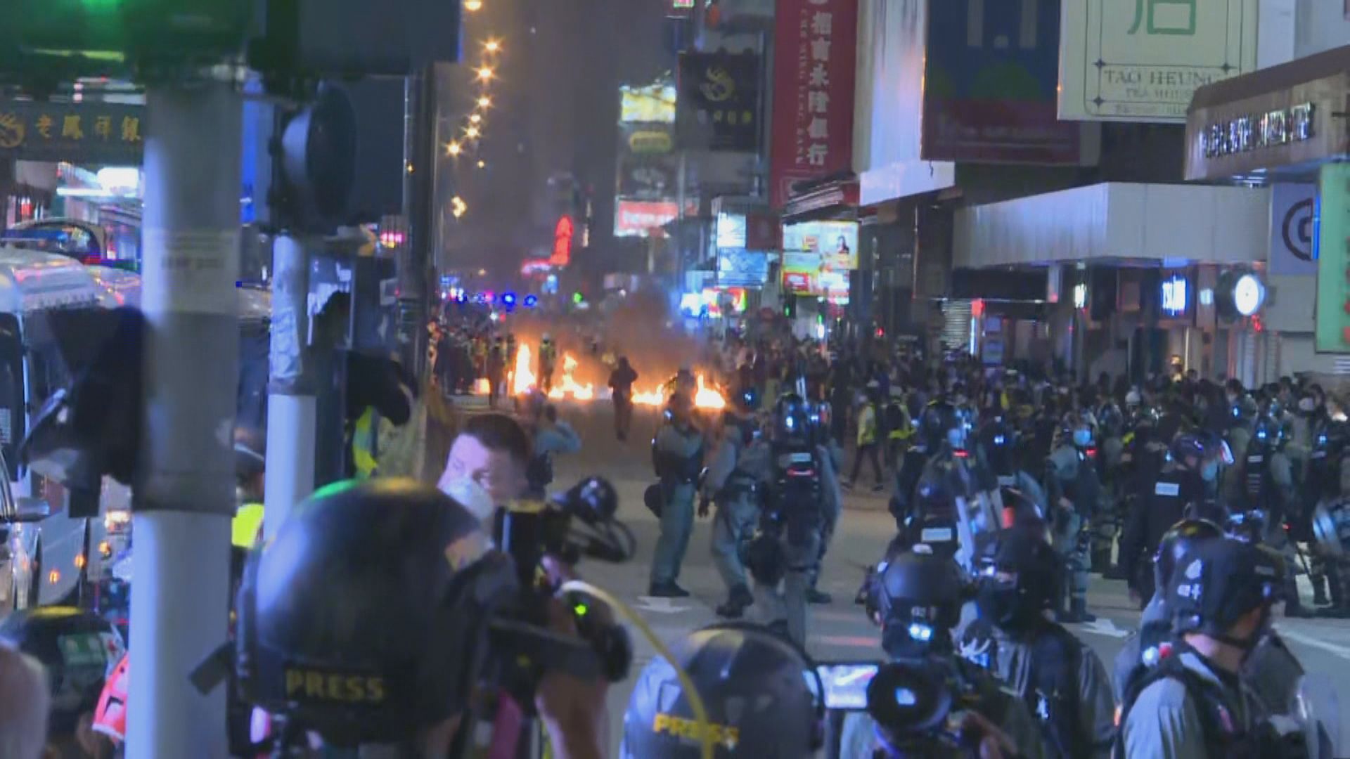 旺角有人堵路及擲汽油彈　警施放催淚彈