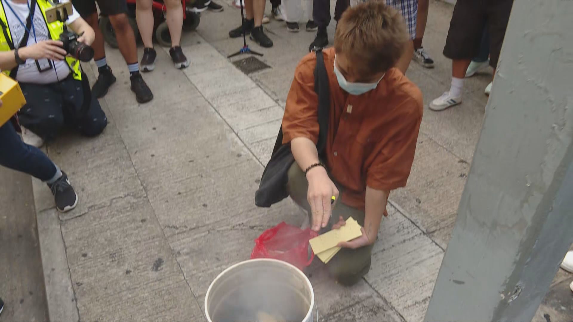 【831一周年】旺角警署外有人化寶　警曾拉橙帶包圍