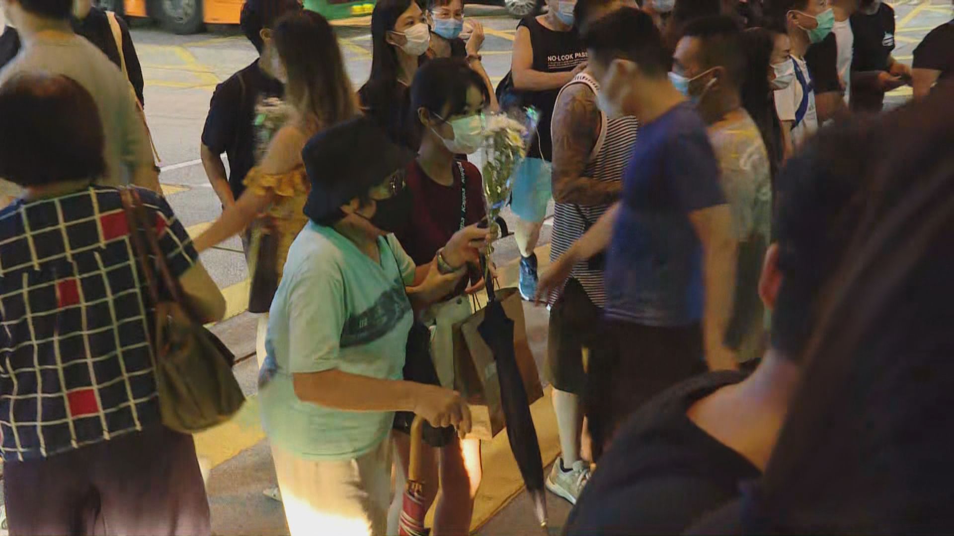 【831一周年】入夜更多人到太子站獻花　警要求離開