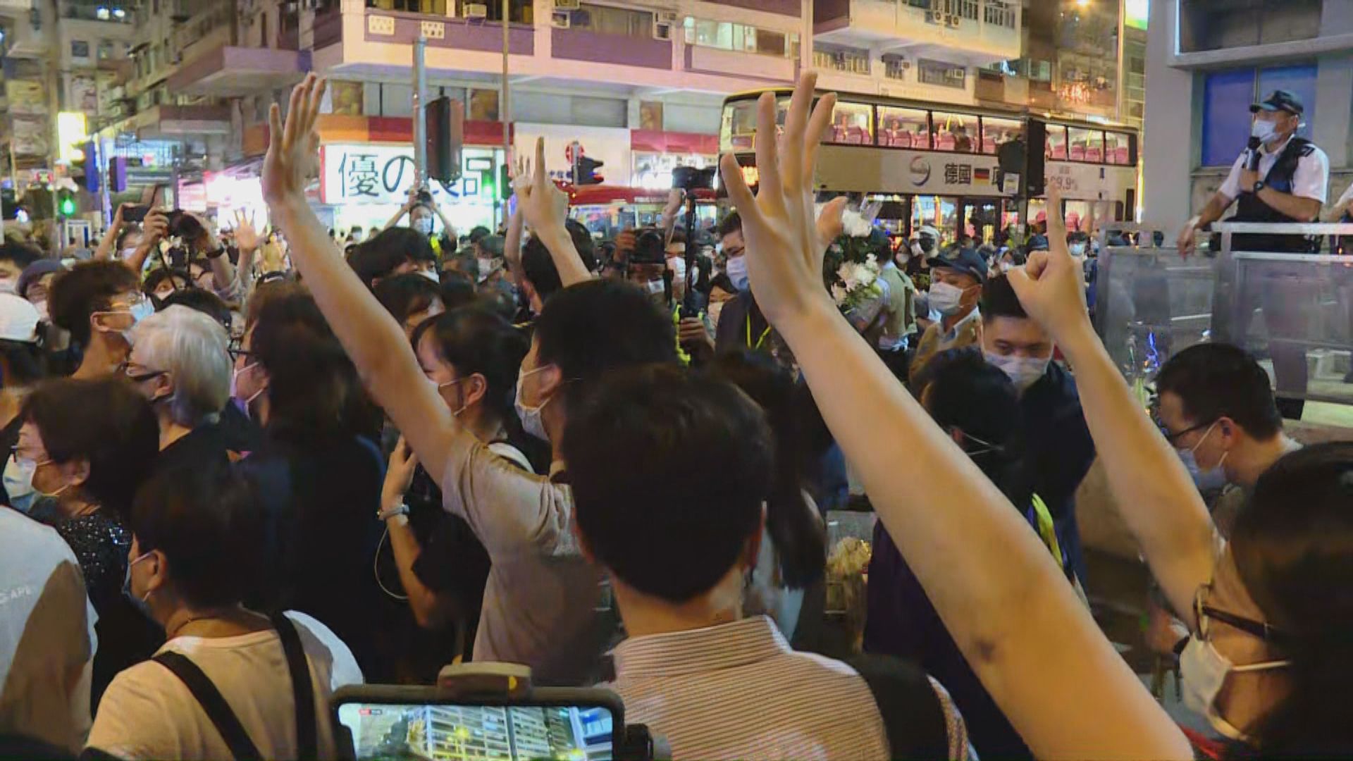 【831一周年】市民太子站外獻花　警先後舉藍旗紫旗