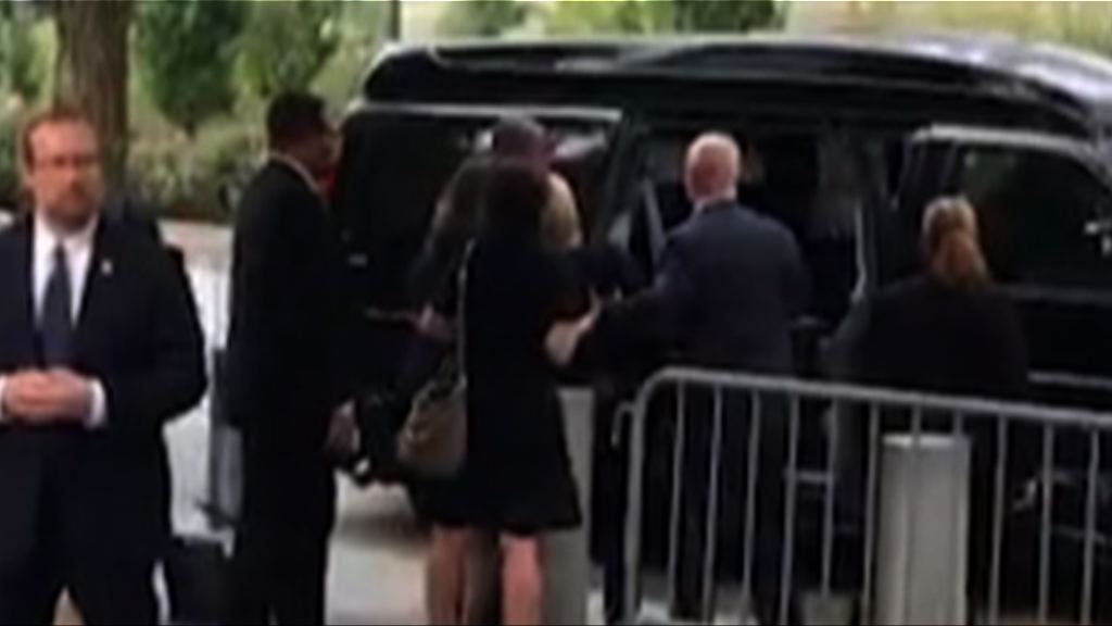 希拉里出席悼念活動期間突感不適