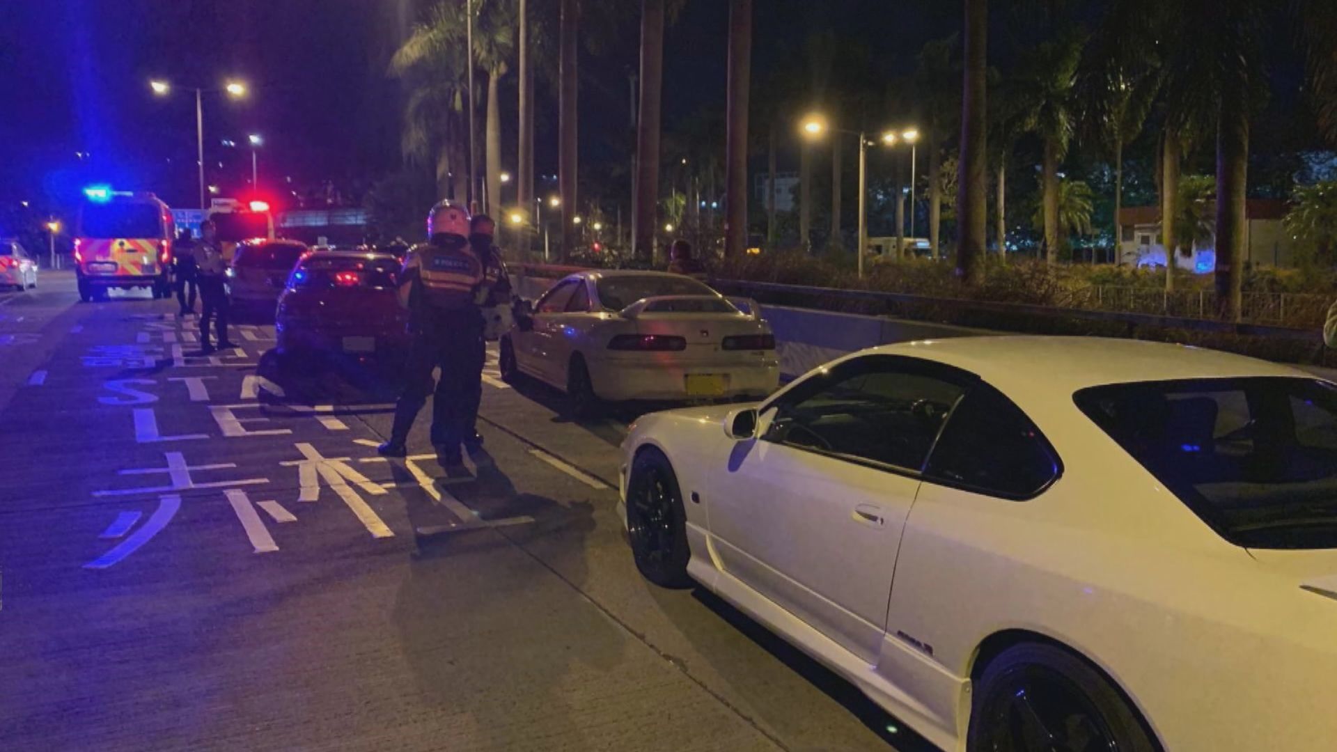 警方香港仔截查非法賽車一度拔槍戒備　17人被捕