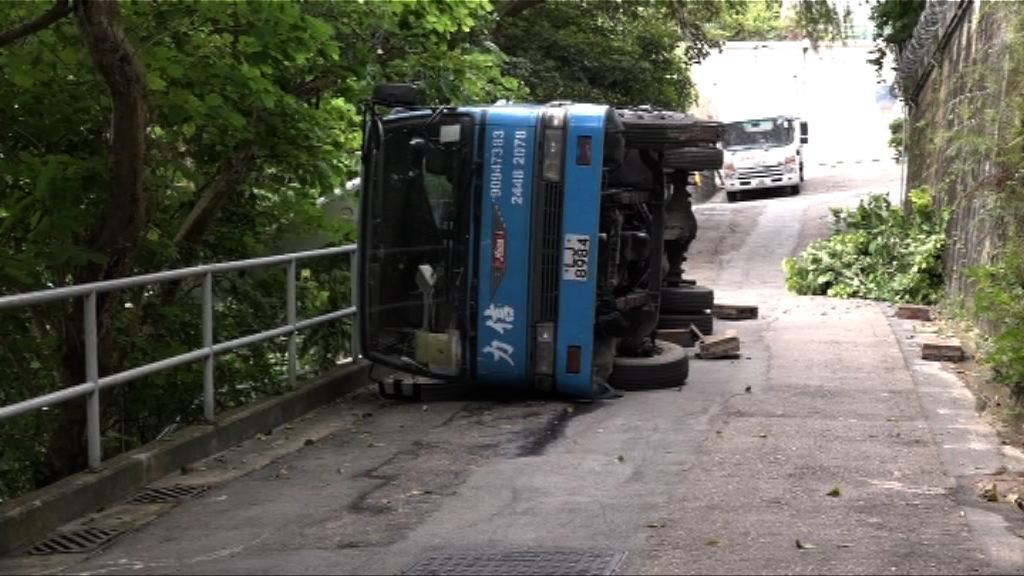 工程車升降台倒塌兩工人傷