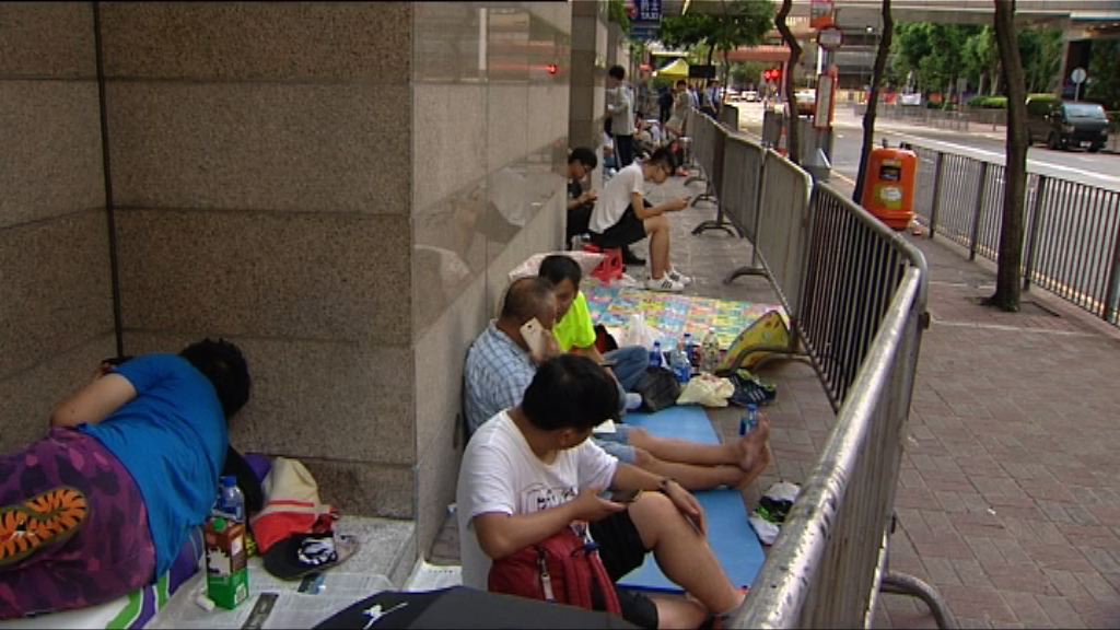 動漫節開幕　青年排隊等候入場