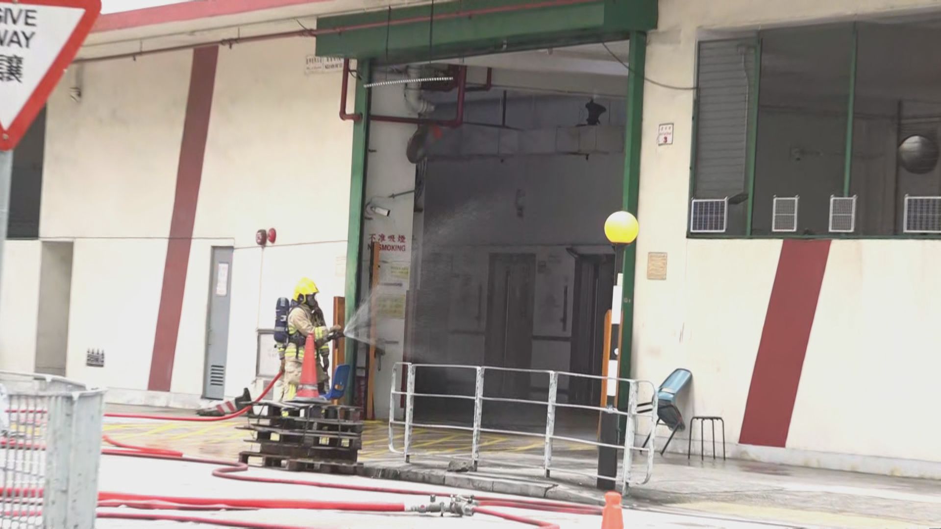 屯門危險品倉有硫酸洩漏 警封鎖附近街道
