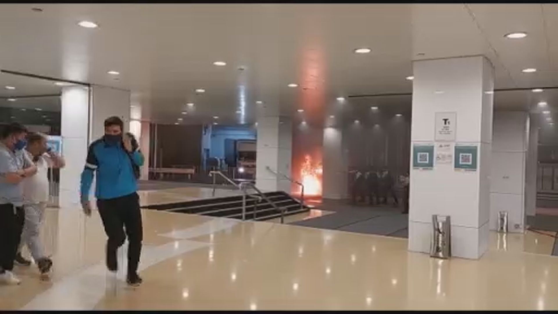 港鐵金鐘站外有私家車起火　無人受傷