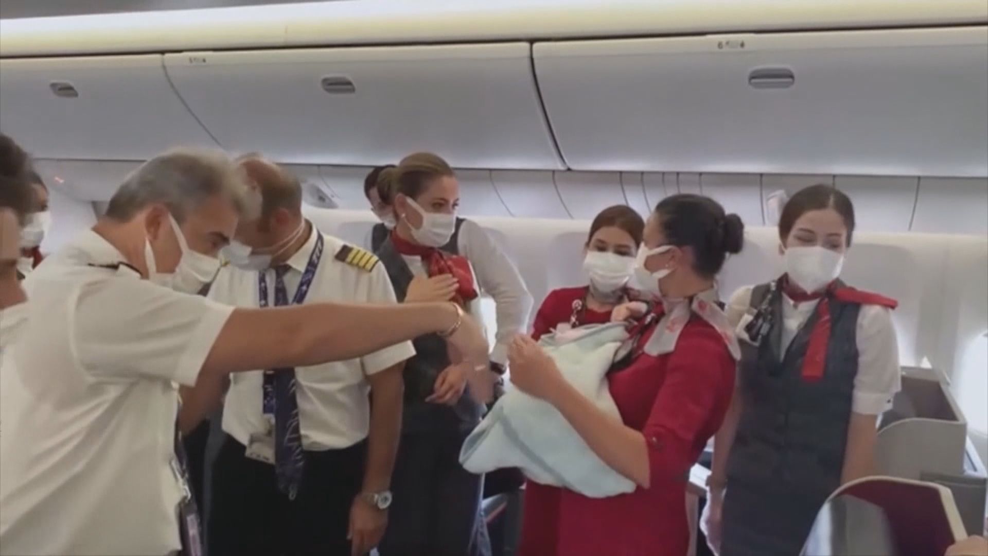 阿富汗孕婦在撤離航班上誕下女嬰