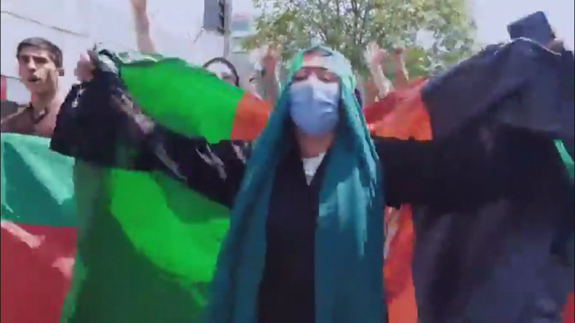 阿富汗多地有民眾趁獨立日舉起舊國旗示威