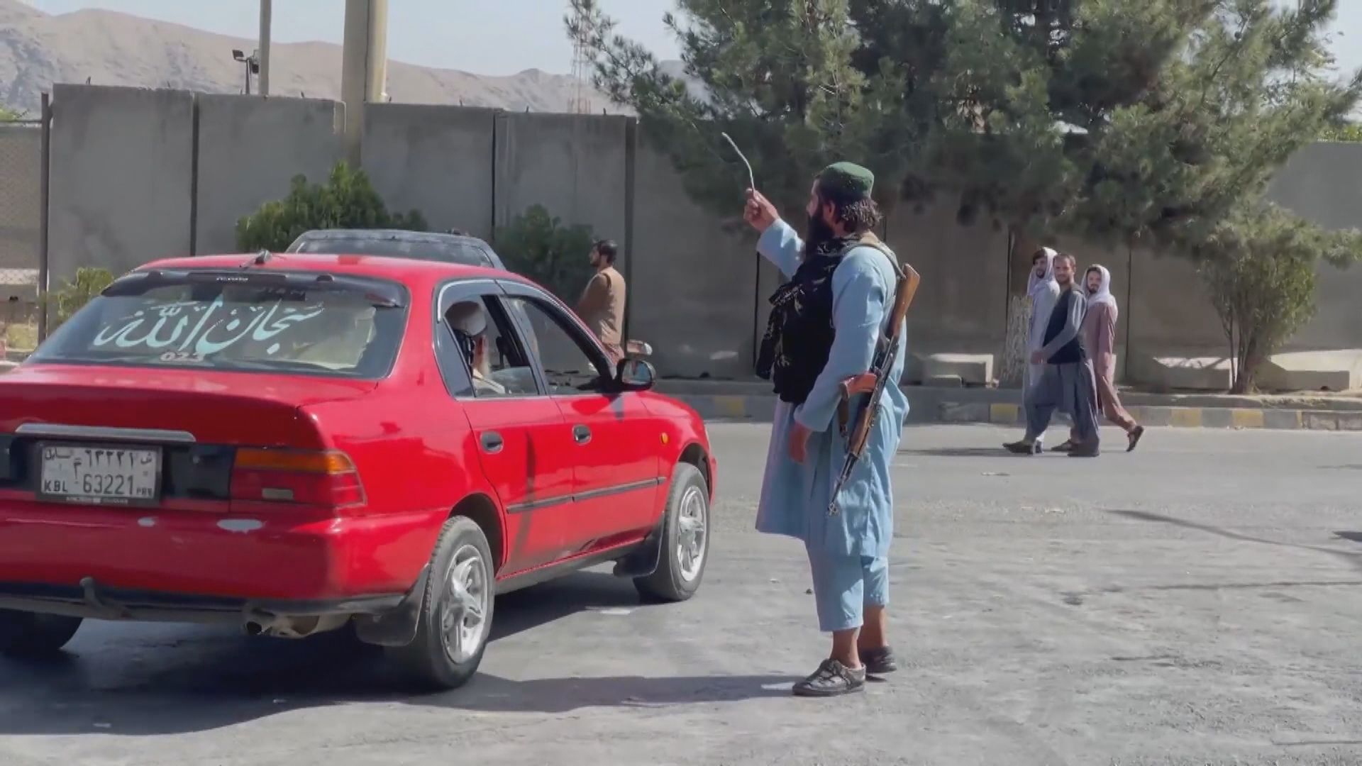 塔利班在喀布爾機場外向天開槍驅散民眾　多國完成阿富汗撤離行動  