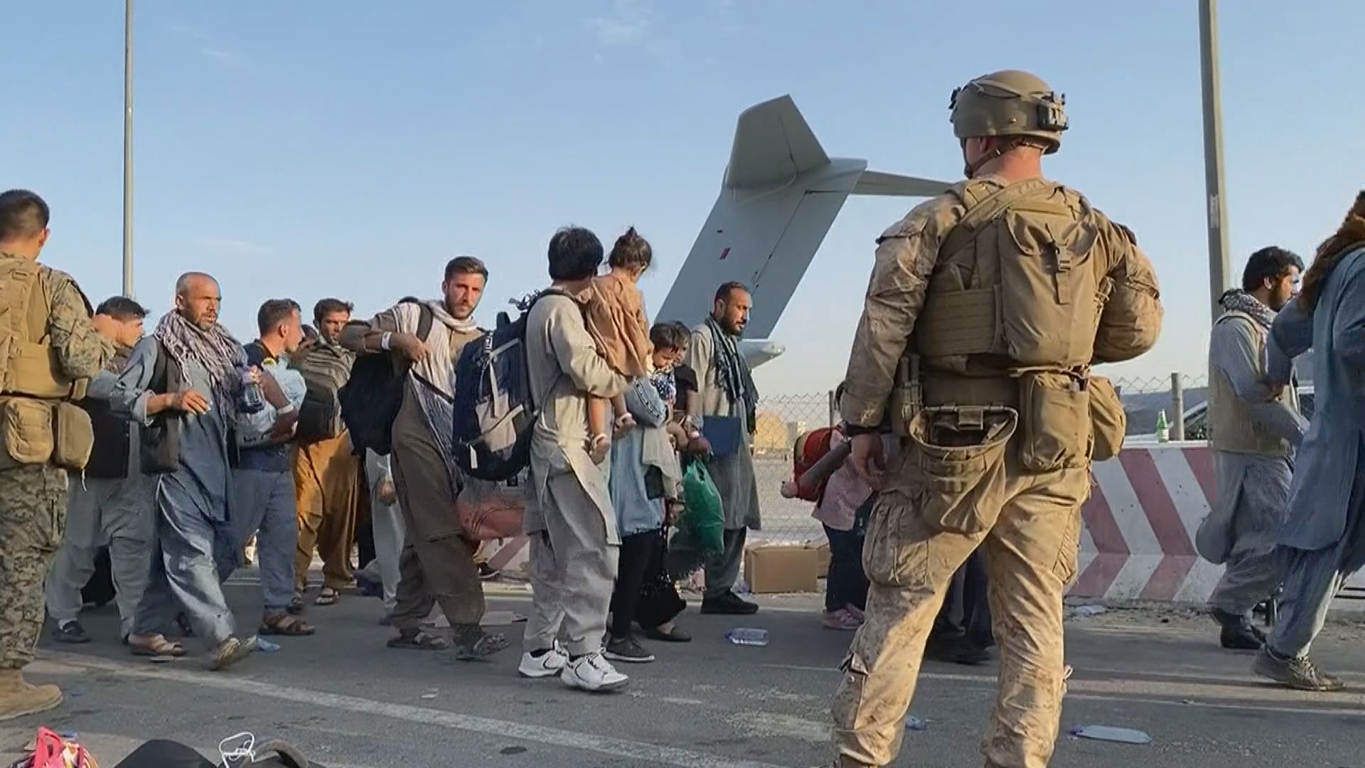 拜登警告喀布爾或再受襲　塔利班接管機場三個閘口