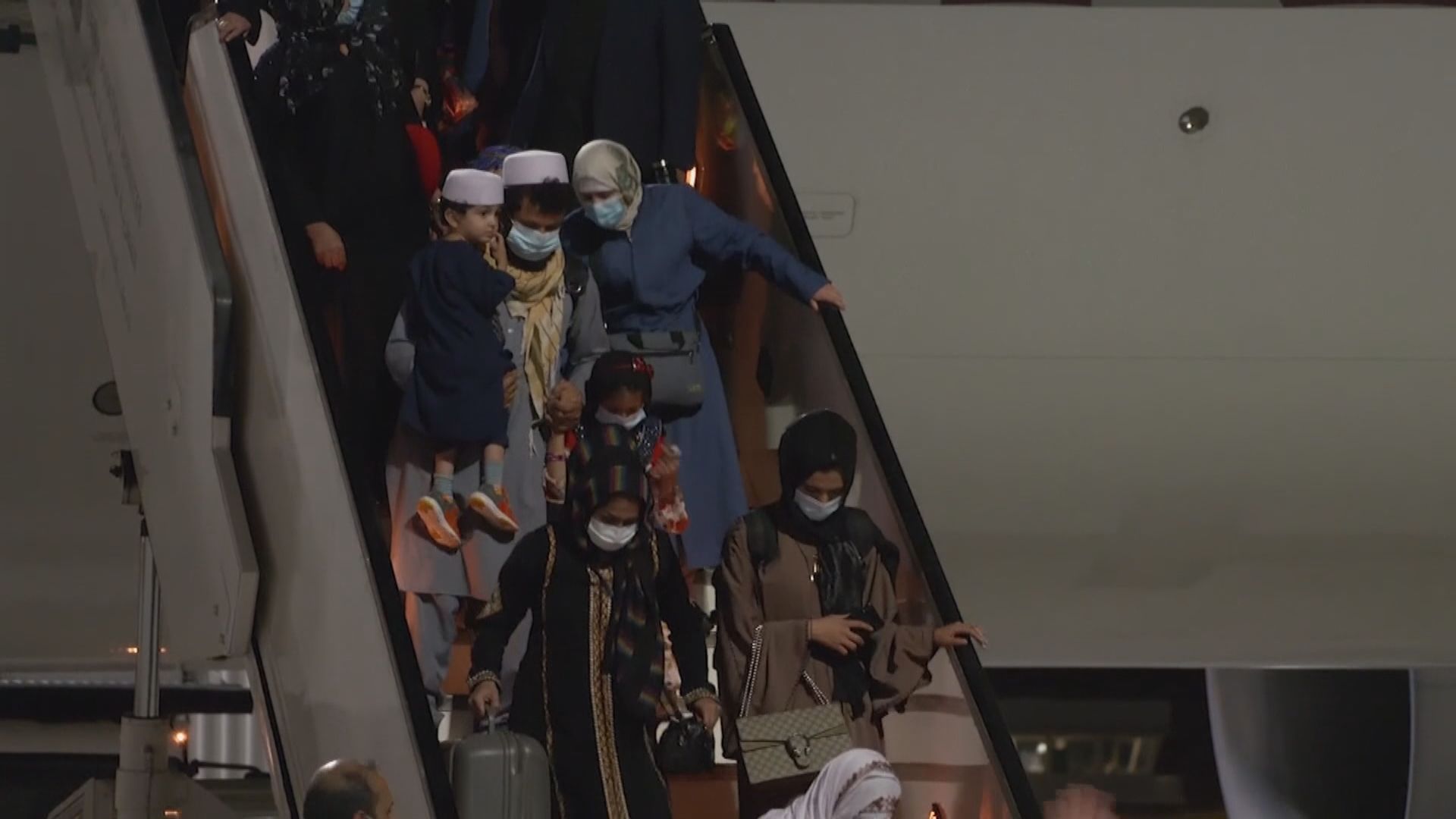 喀布爾機場有第二班航班抵達多哈