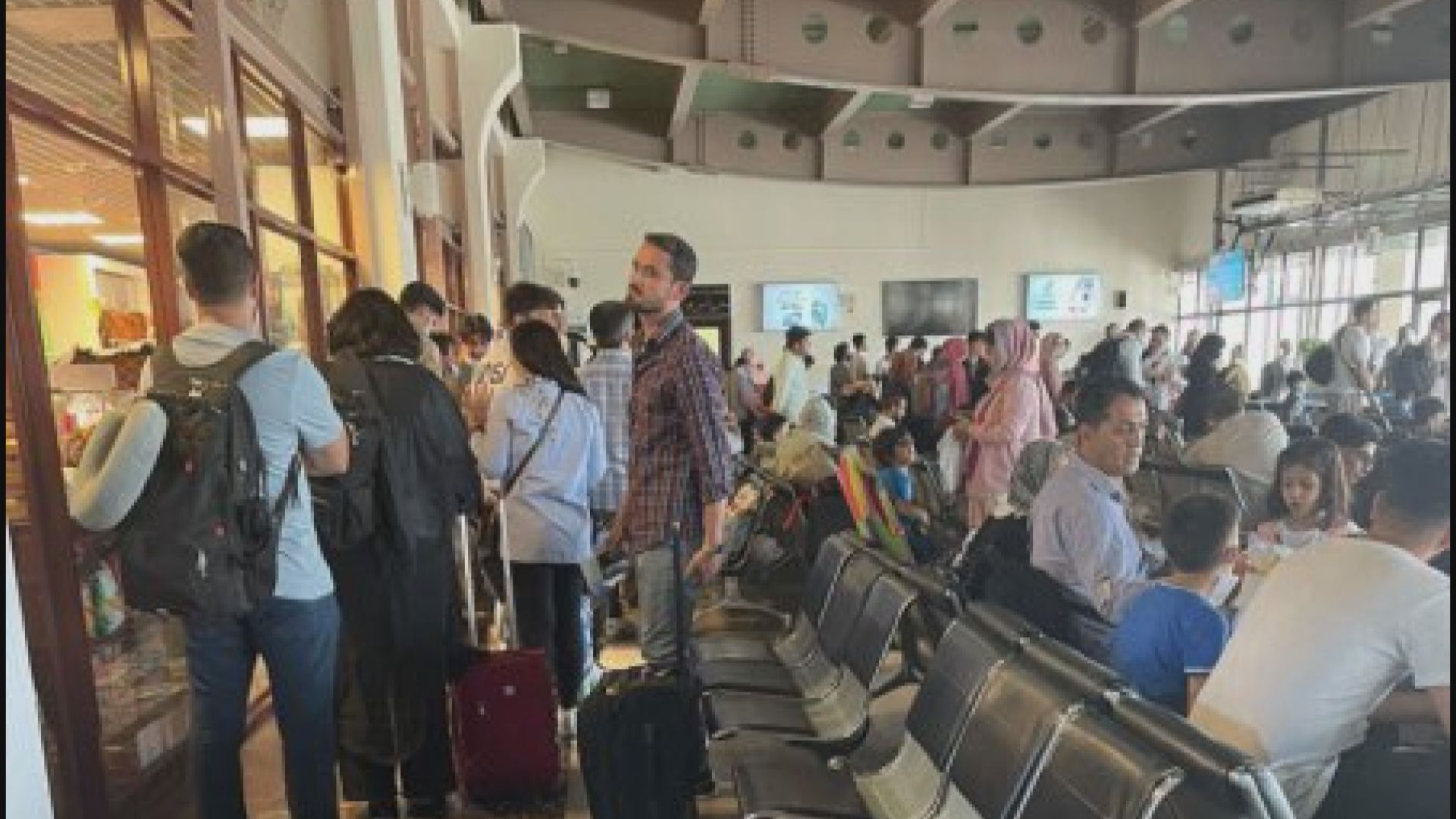 美英等國加快撤僑　通往機場道路嚴重擠塞