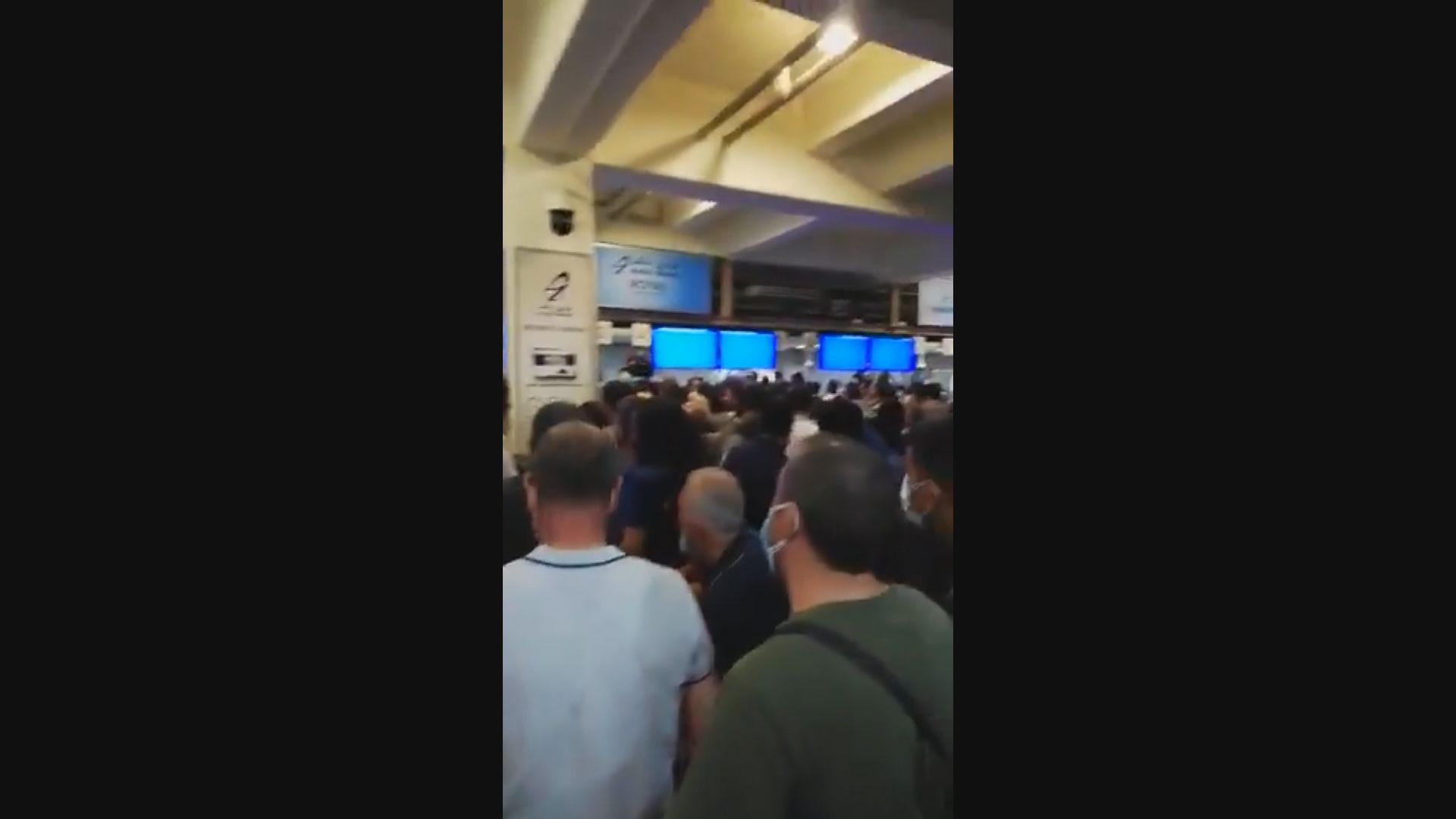 大批民眾湧往喀布爾機場　美國使館內國旗不再飄揚