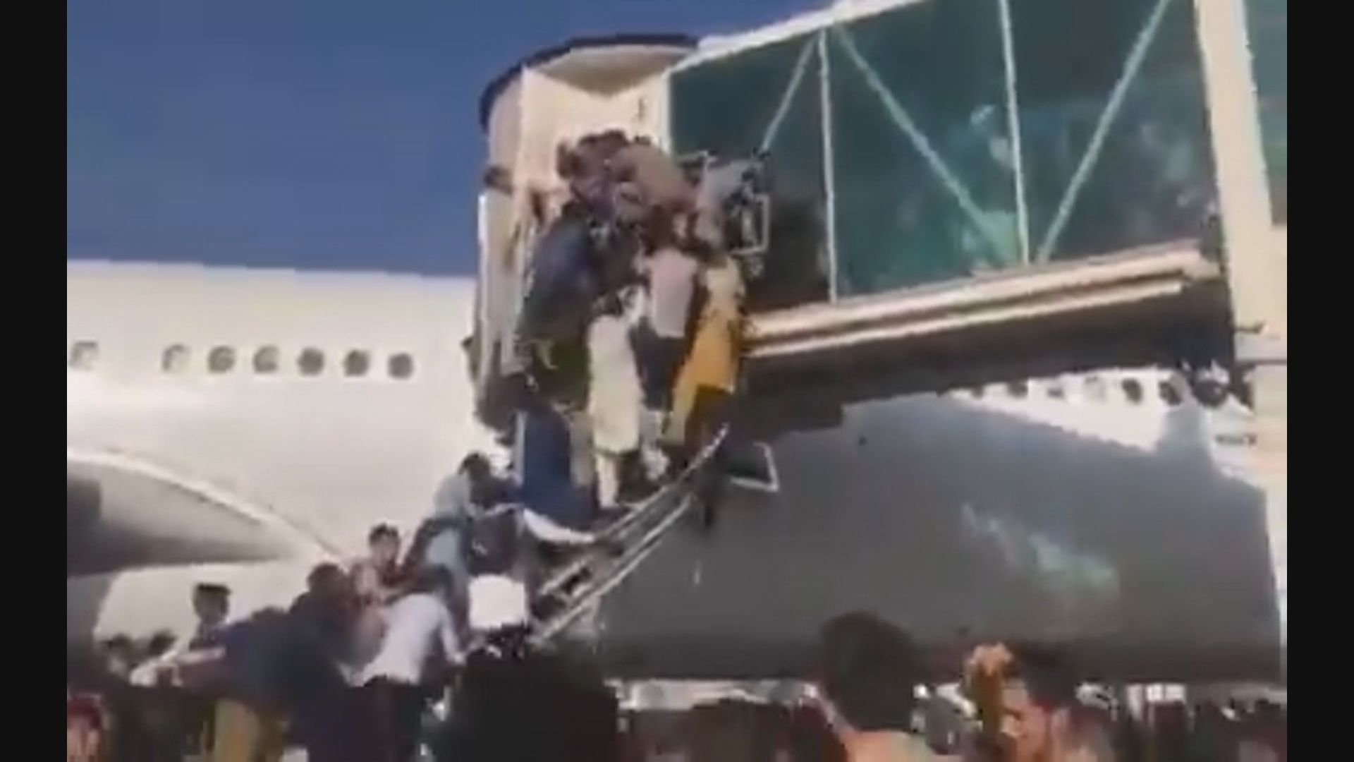 阿富汗民眾湧往喀布爾機場　現場傳槍聲據報有人死亡