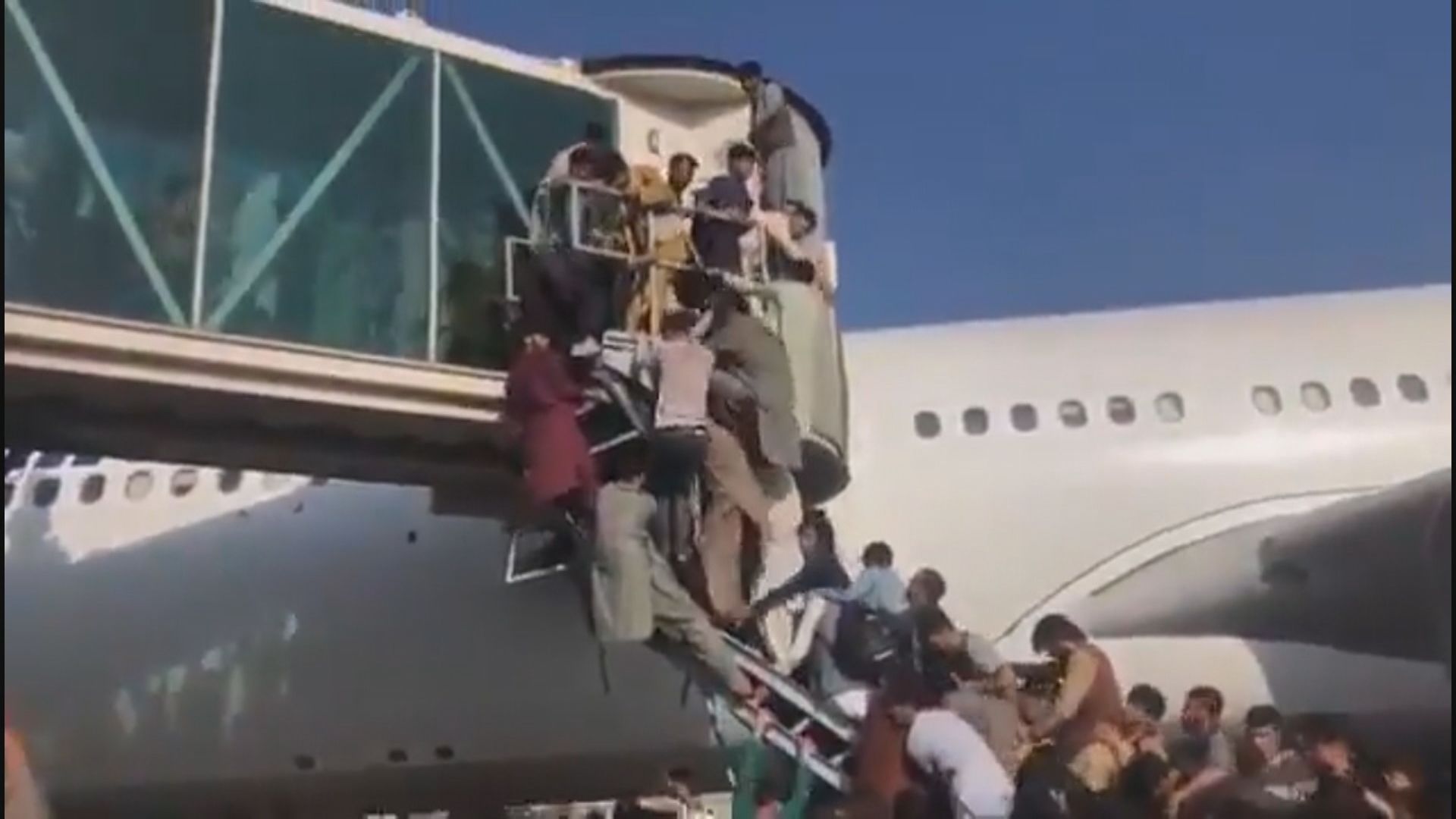 阿富汗民眾湧向喀布爾機場觸發混亂　美官員證實美軍擊斃兩名持械男人