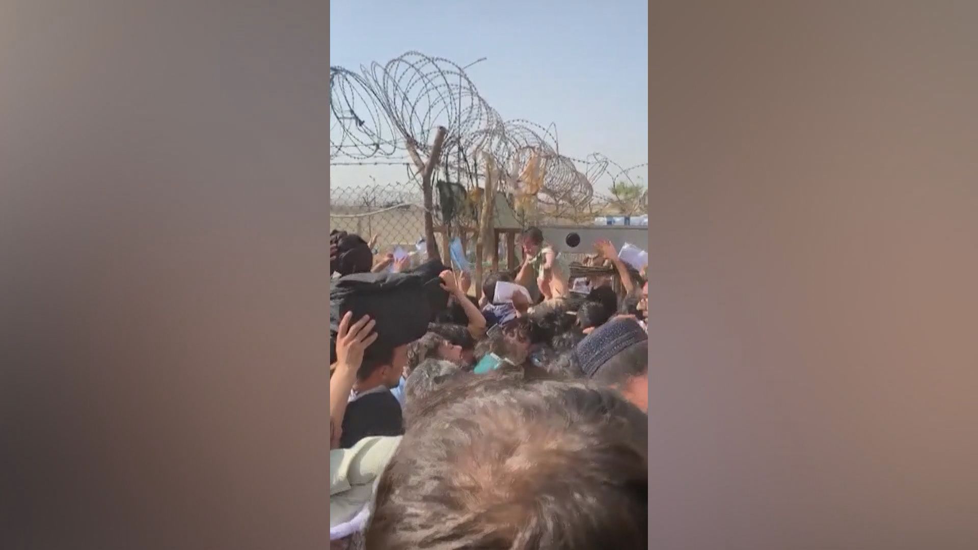 喀布爾機場有人試圖將嬰兒交予外國部隊　歐盟指可能難以帶走所有阿富汗員工