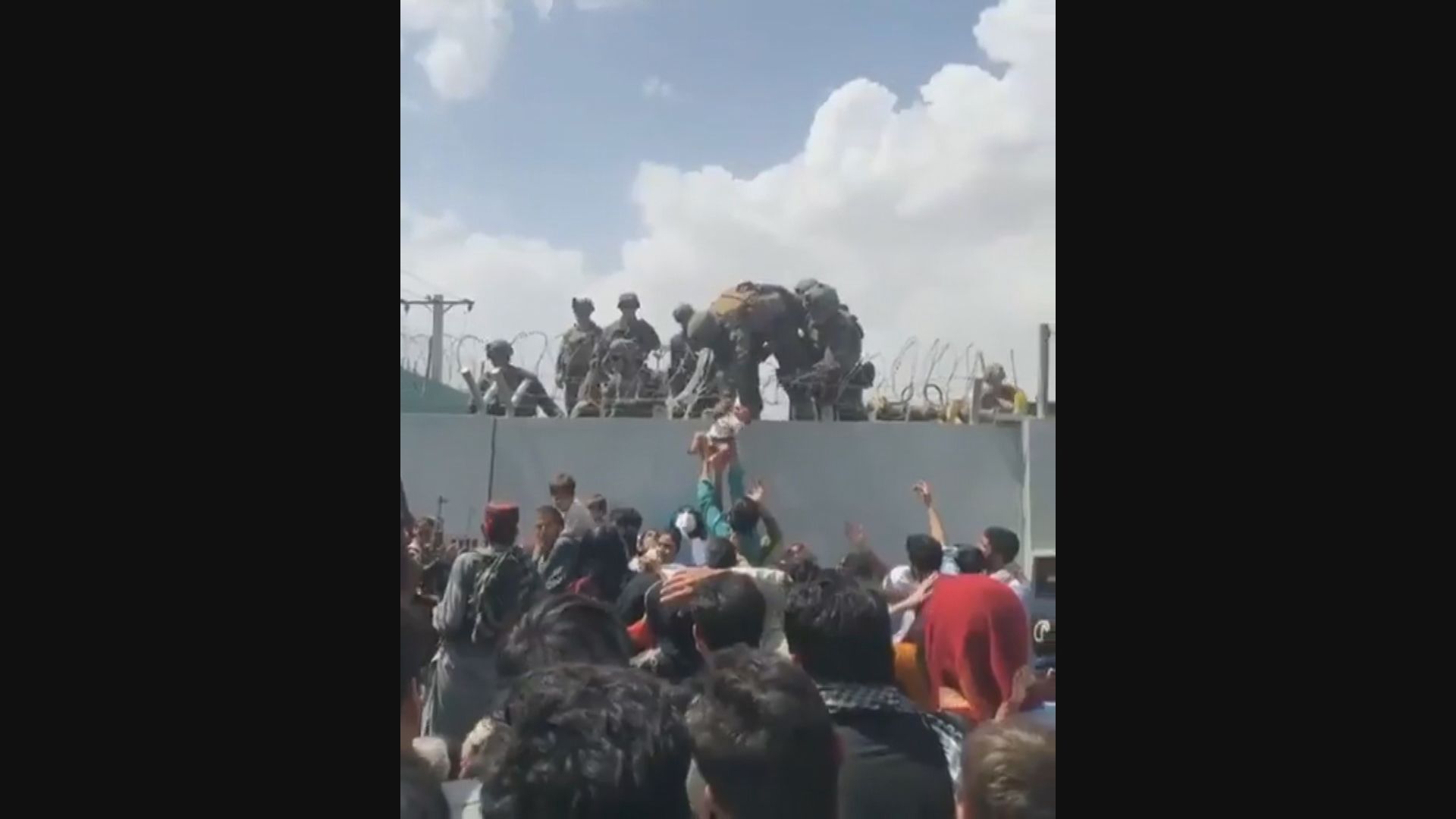 喀布爾機場外繼續有人將嬰孩交給美軍