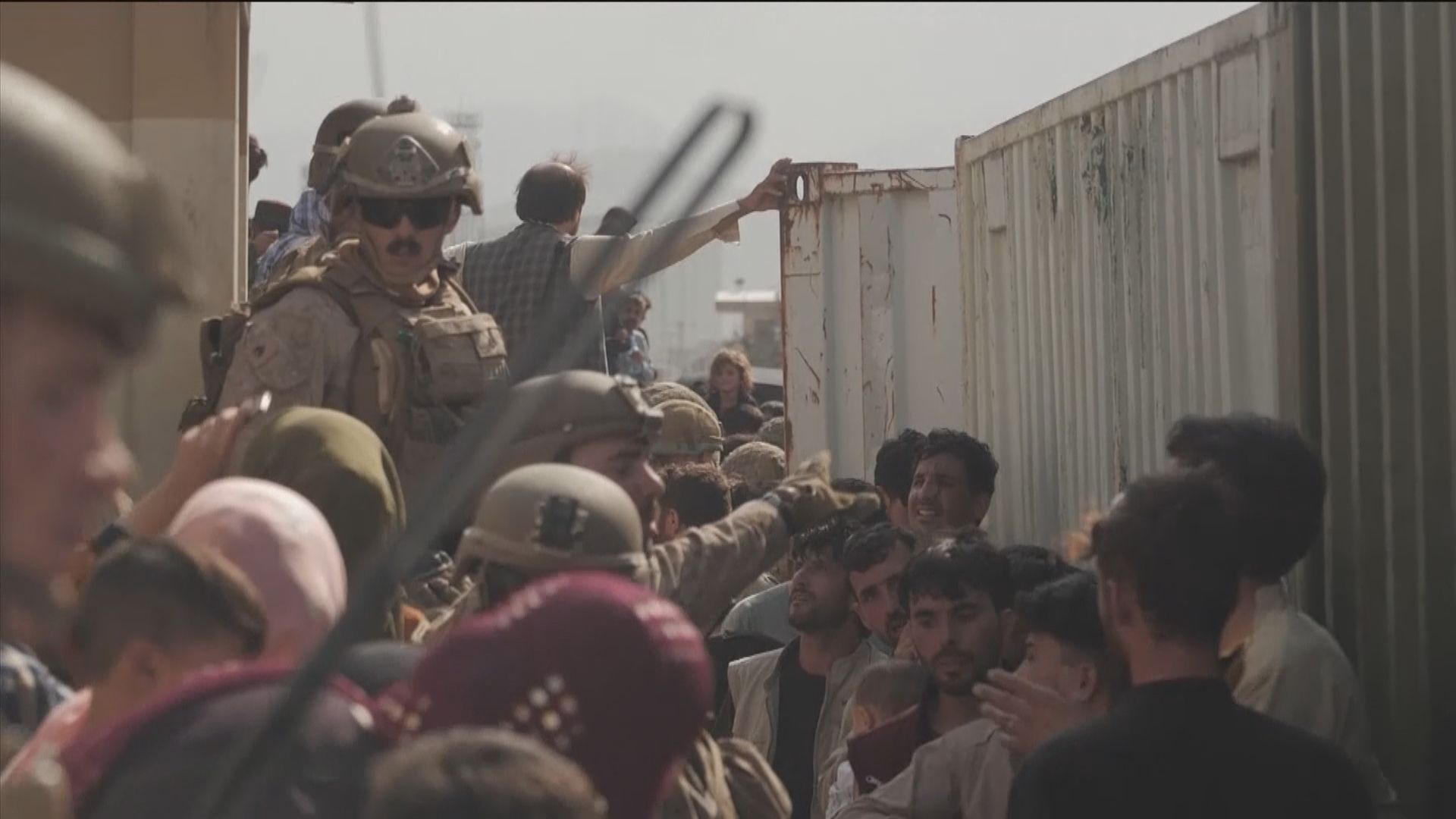 美軍首度到喀布爾機場外接走百多人