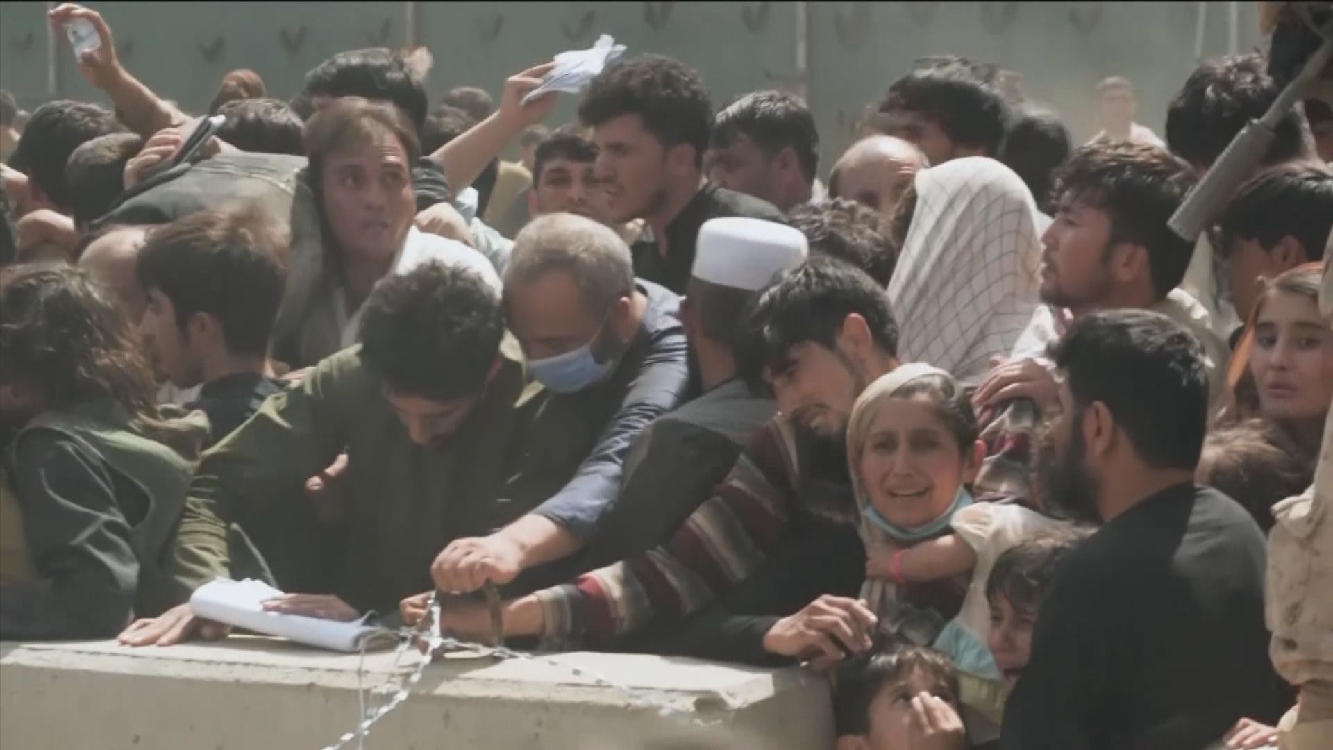 喀布爾機場外混亂情況持續　美國指撤離行動受威脅