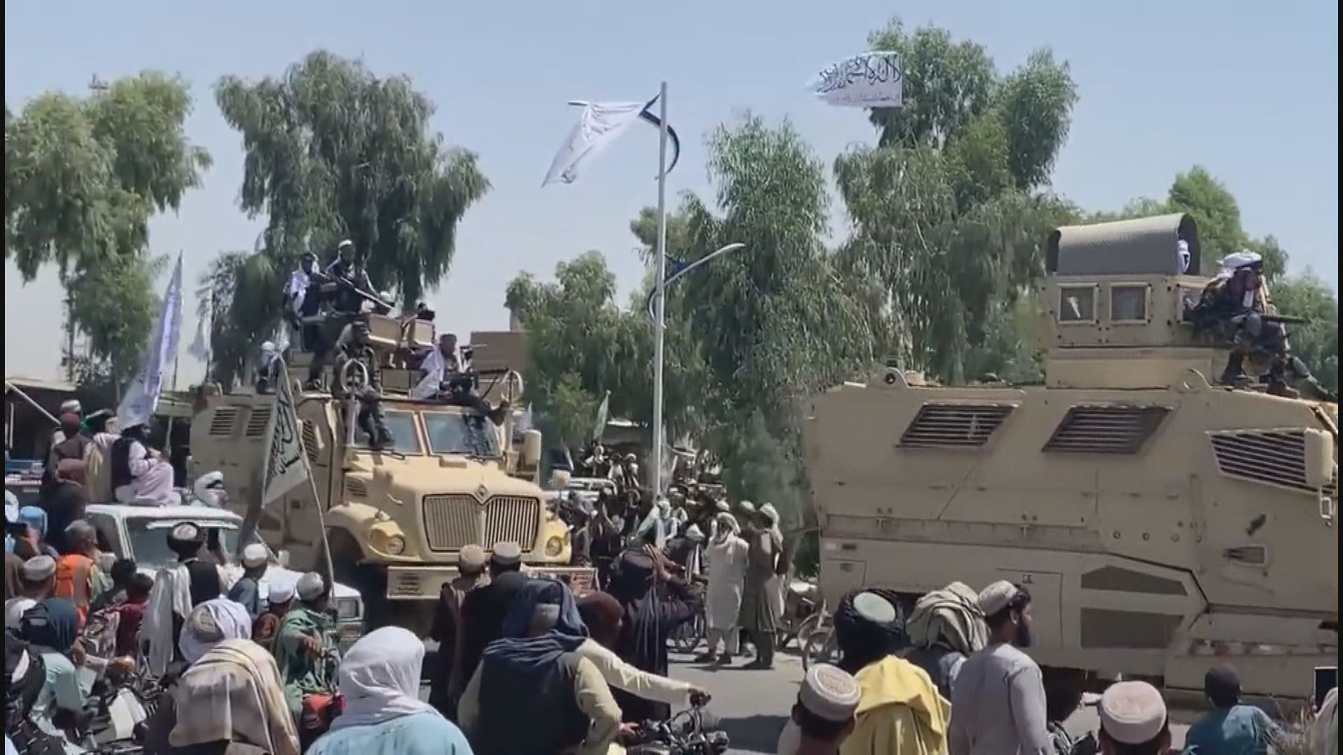 塔利班在坎大哈「閱兵」展示美軍軍備