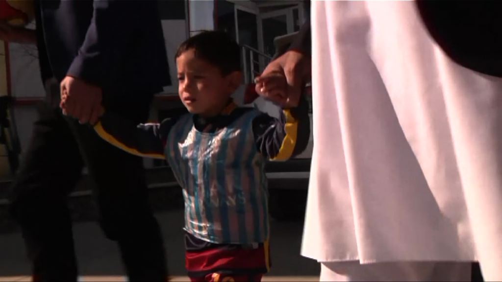 膠袋球衣男童有機會與美斯會面