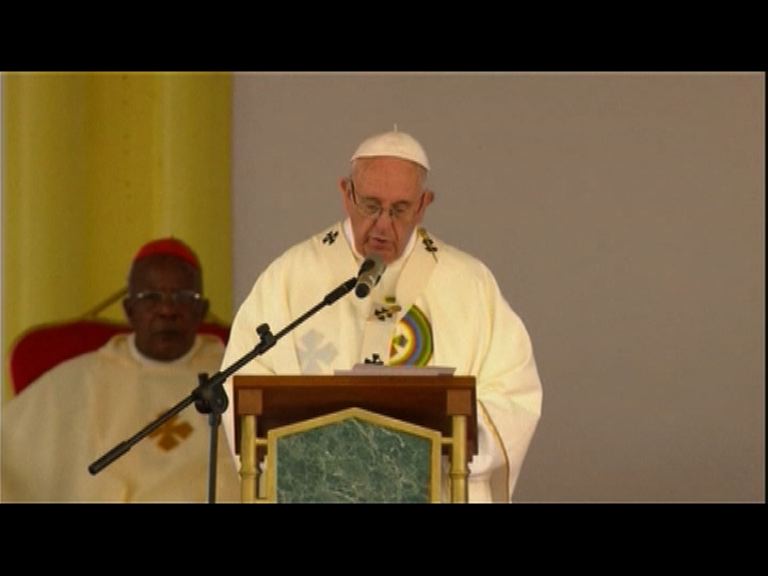 教宗方濟各內羅畢主持彌撒