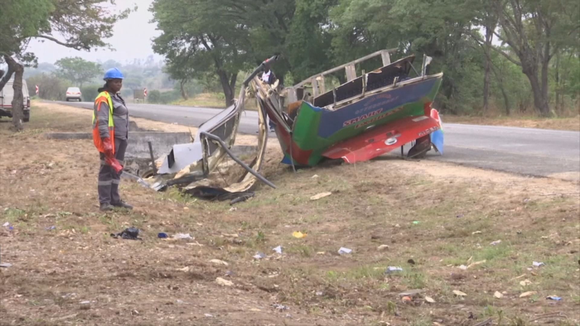 津巴布韋巴士相撞最少50死逾80傷