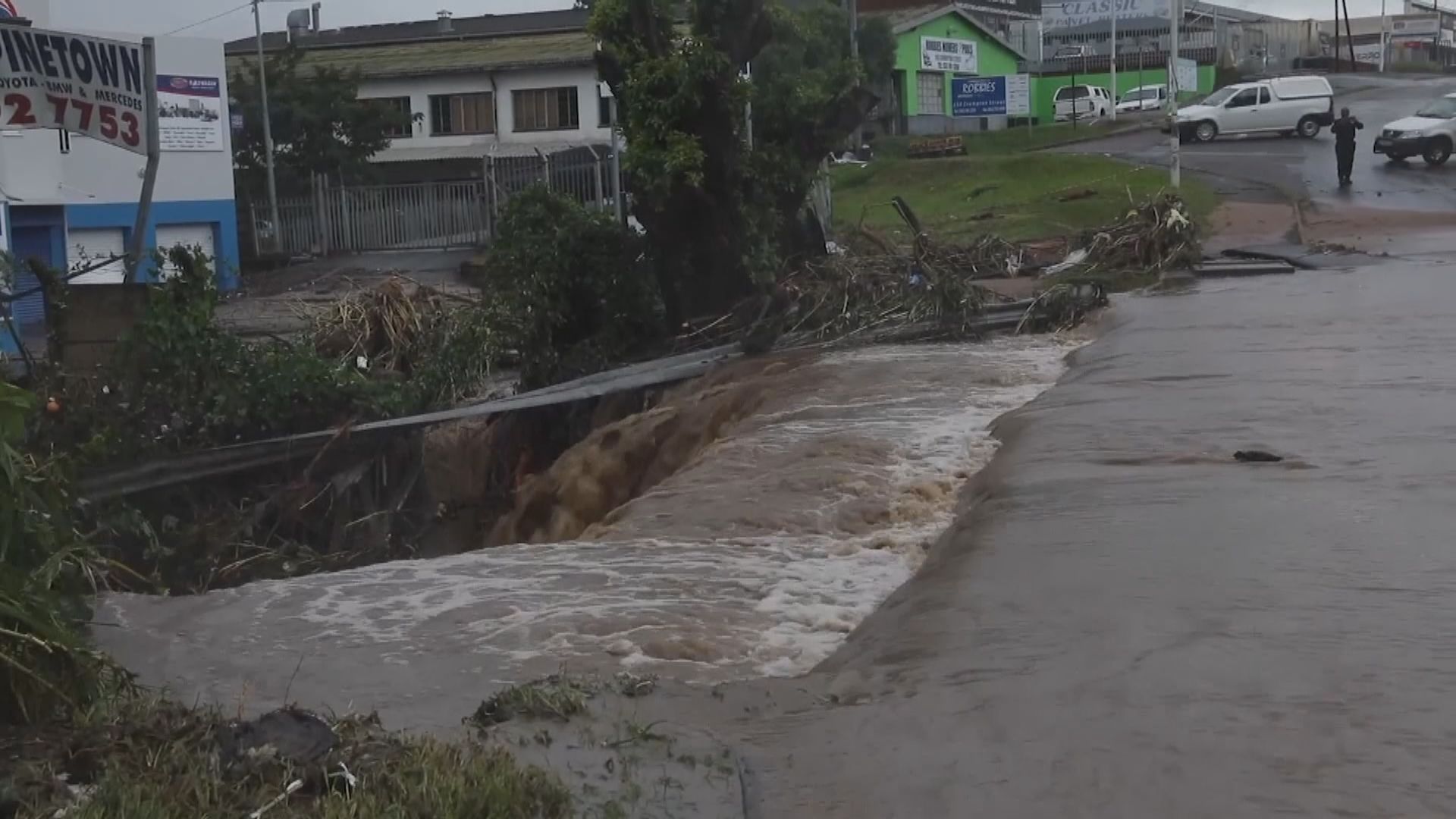 南非東部連日暴雨成災　造成逾三百人死