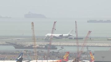 機場北跑道因貨機爆胎需暫停運作 部分航班改閘口或有延誤