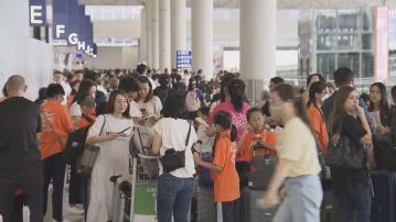 機場北跑道因貨機爆胎需暫停運作 部分航班改閘口或有延誤