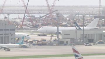 機場北跑道暫停運作逾約8小時 爆胎貨機下午三時拖離跑道