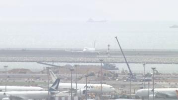 爆胎貨機在下午三時拖離北跑道