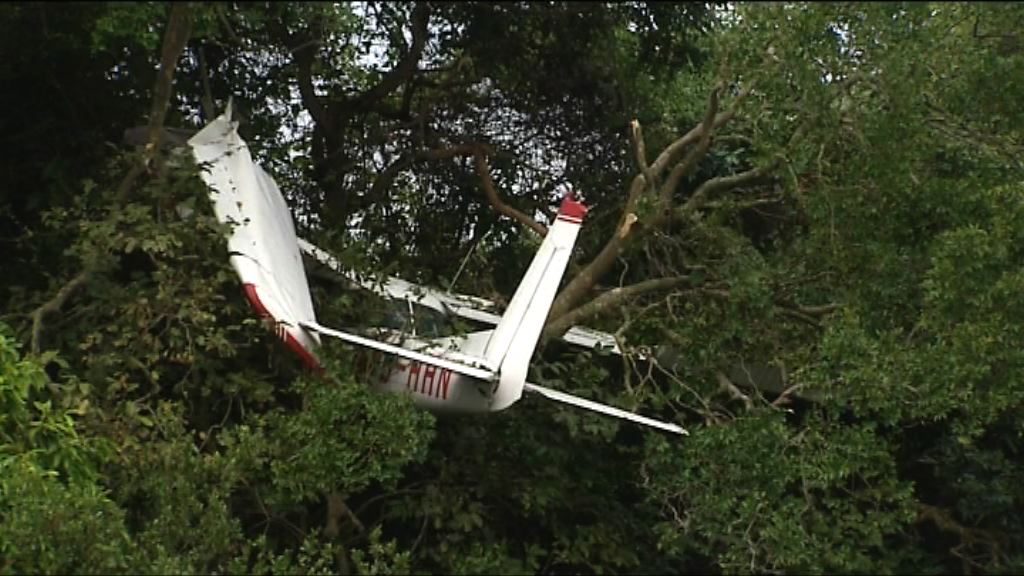 小型飛機馬鞍山墜落樹叢兩人傷