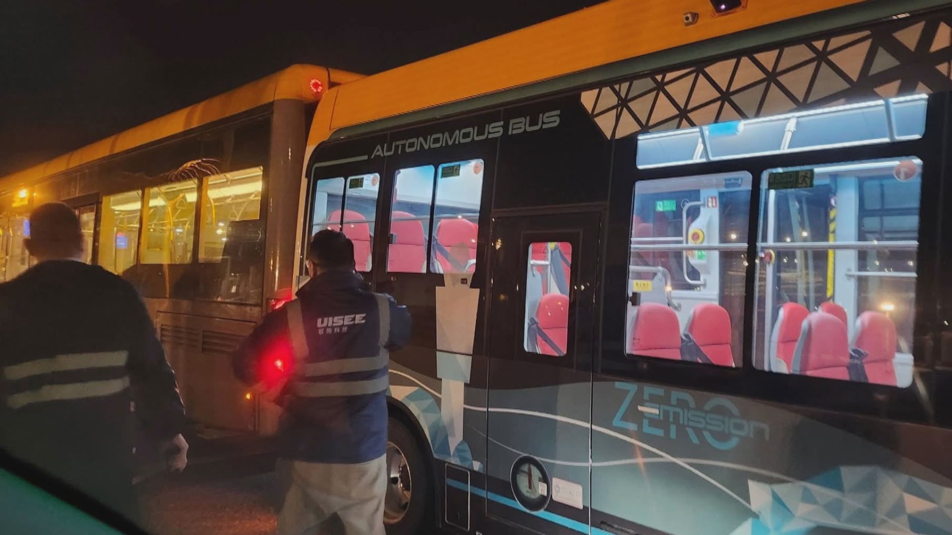 機場再發生無人駕駛巴士撞車意外　無人受傷