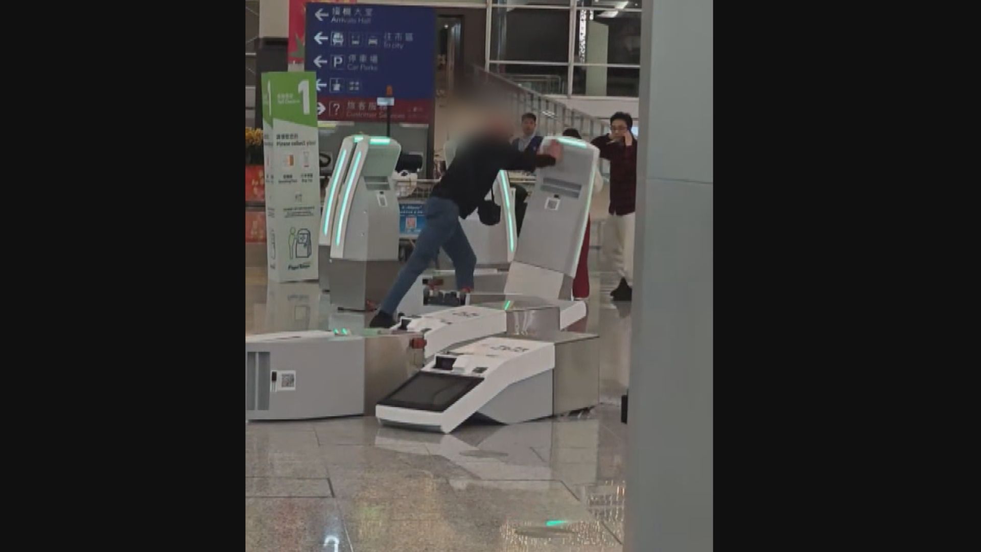 一名外籍男子涉於機場刑事毀壞及藏毒被捕