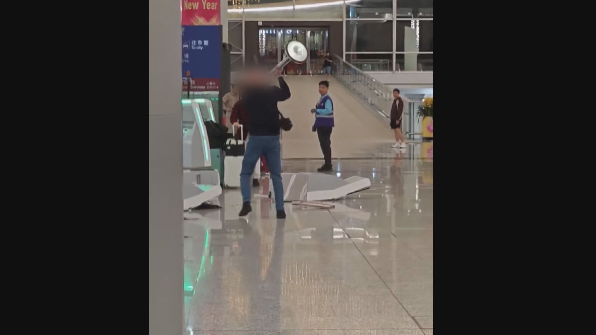 一名外籍男子涉於機場刑事毀壞及藏毒被捕　破壞約10部智能登記櫃檯