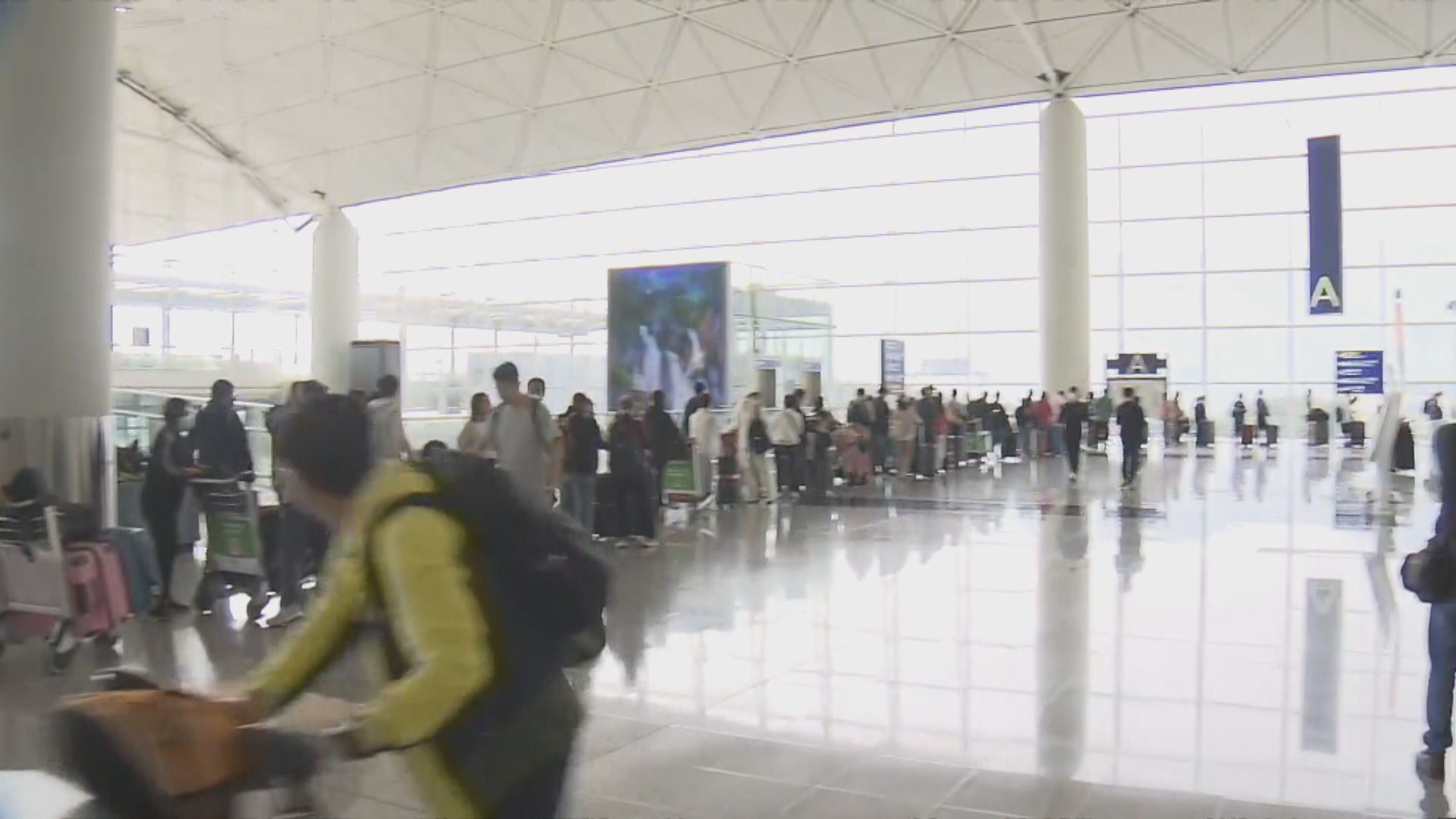 機場登機手續系統早上一度故障　多班航班延遲起飛