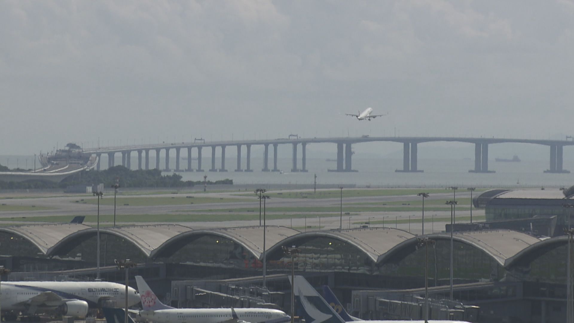 一名英國抵港旅客未能轉機　堅持留在香港機場
