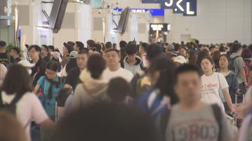 機管局料有1076班航班升降　有滯留旅客稱花千多元改機票始能離港